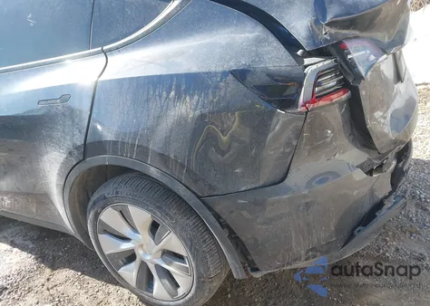 2024 Tesla Model Y Long Range Dual Motor All-Wheel Drive z USA, uszkodzony, nr VIN 7SAYGDEE6RA219344